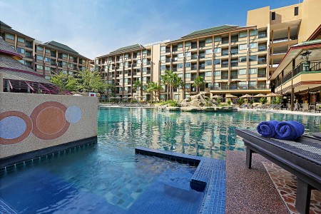Room Deluxe Pool2